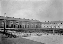 836671 Gezicht op enkele nieuwbouwwoningen in de wijk Slotervaart te Amsterdam.N.B. Zie ook Nieuw Spoor, april 1956, ...